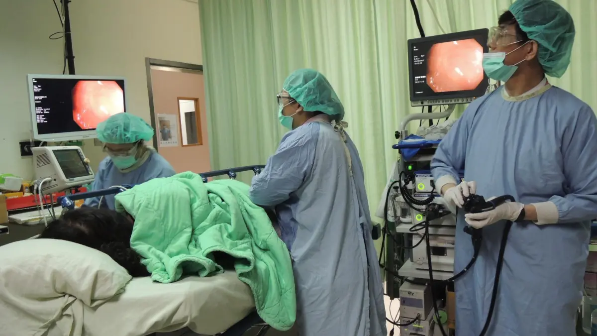 ▲大腸癌患者年輕化，，目前大腸鏡已可結合人工智慧，大腸瘜肉偵測率高達95.8%，養成5個好習慣預防大腸癌發生。（圖／NOWnews資料照片）