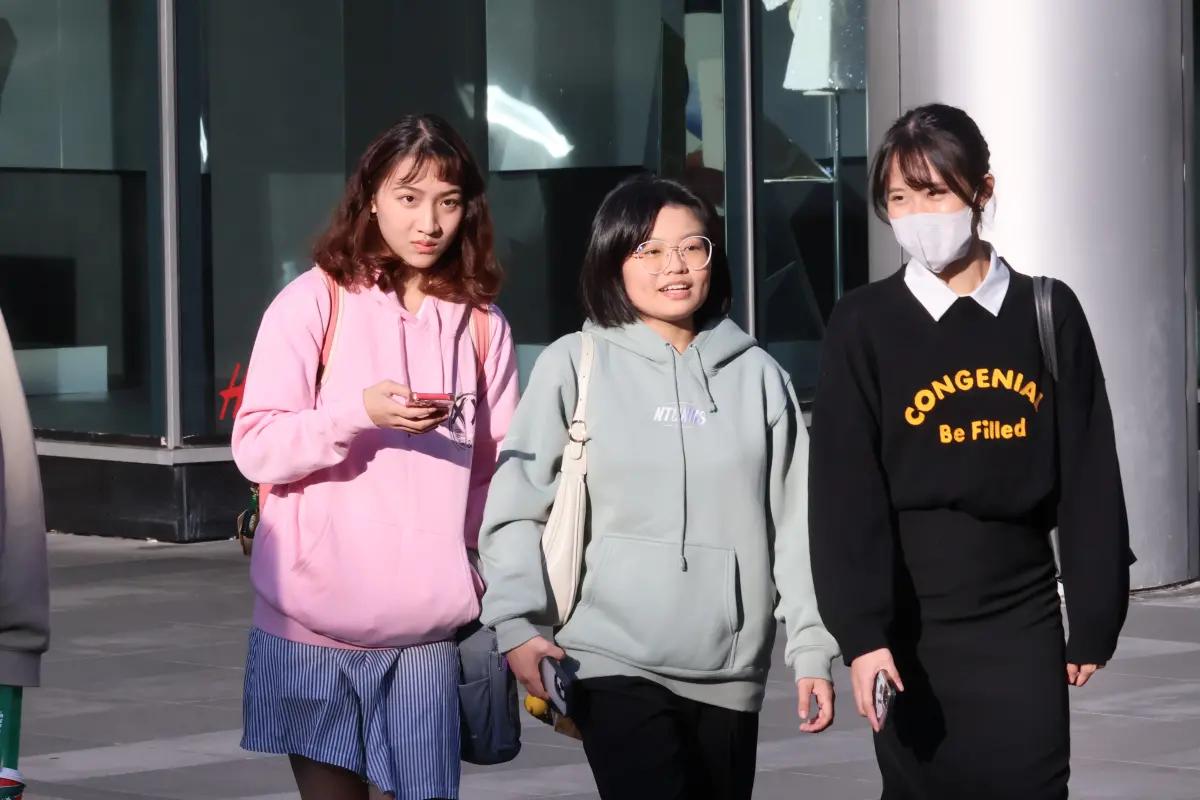 ▲昨日全台高溫約26至30度，下周強冷空氣南下，北部將轉為濕冷天氣，民眾外出需留意氣溫變化並做好保暖準備。（圖／記者陳明安攝）