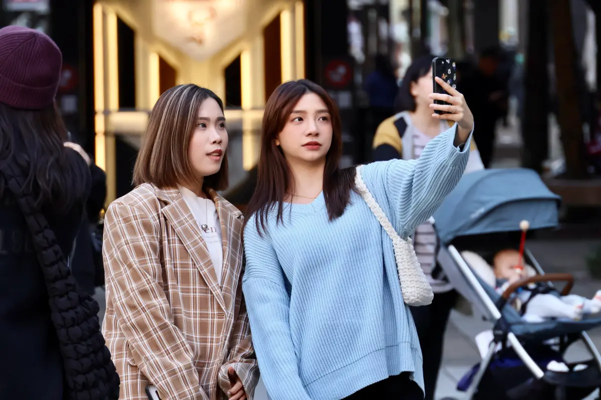 ▲衛福部國健署提醒，跨年當天可運用內層保暖、外層禦寒多層次穿搭。（示意圖／記者陳明安攝）