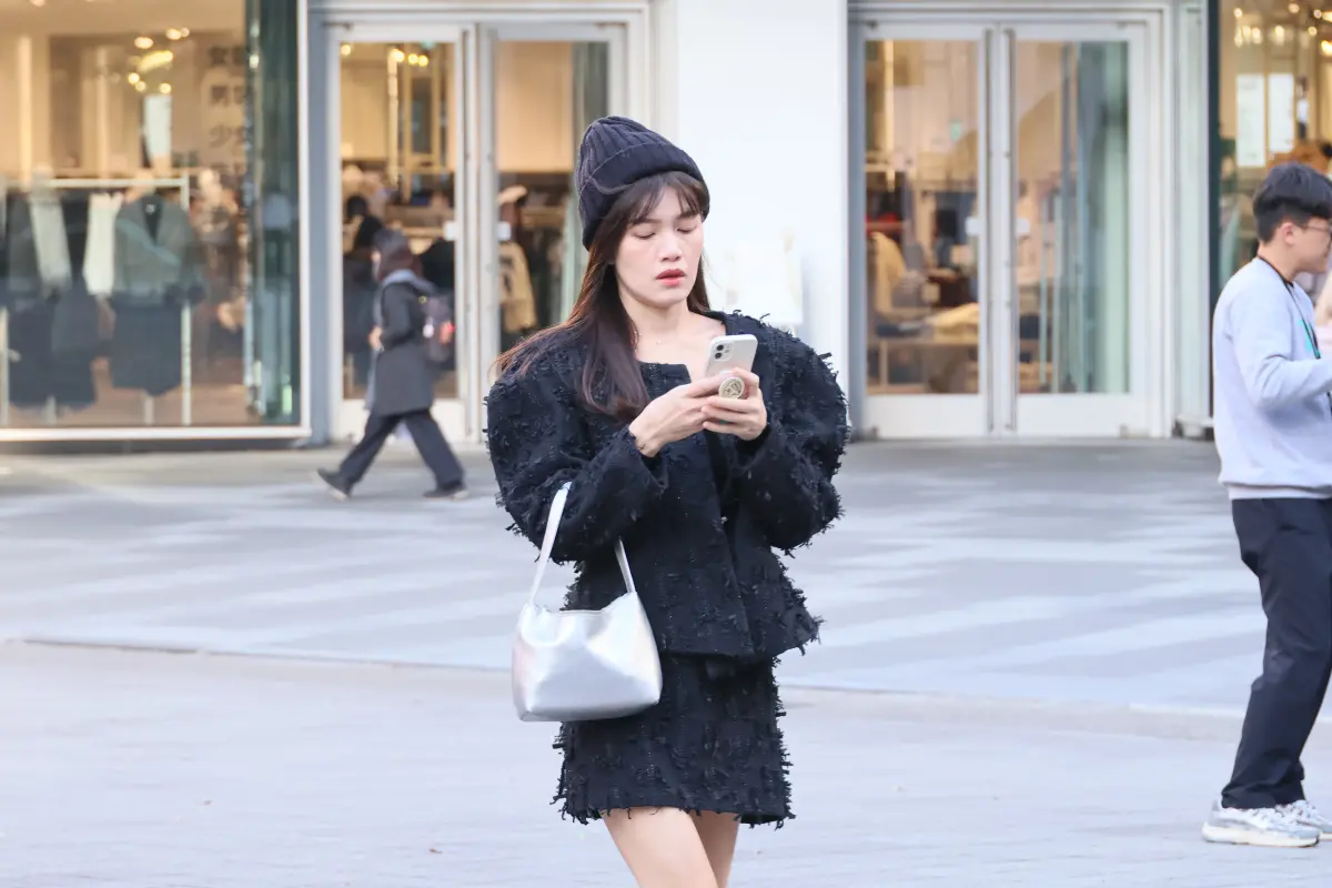 ▲明（26）日東北季風減弱，氣溫短暫回升，迎風面地區水氣減少，下週四又有一波潮濕的東北季風影響，除了部分空曠地區下探15度低溫外，桃園以北、東半部有雨。（圖／記者陳明安攝）