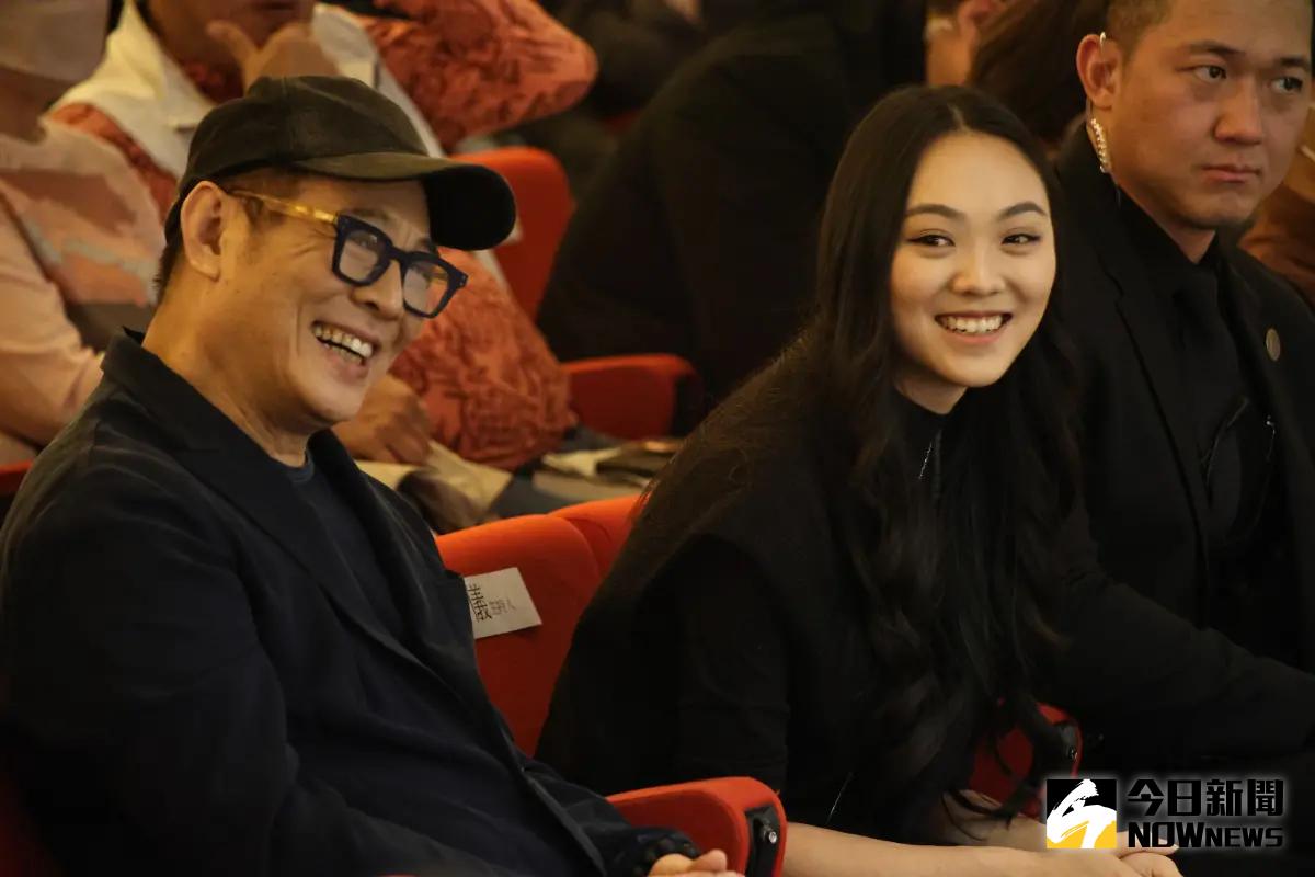 ▲李連杰（左）現蹤台灣宣傳新書，大女兒Jane力挺老爸也來了，遺傳媽媽利智氣質滿分亮相。（圖／記者陳明中攝影） 