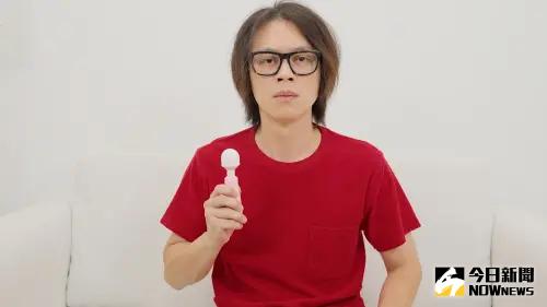 ▲鄧福如幫HowHow接電話，沒想到竟是情趣用品店，兒子在旁邊全聽到，尷尬場面曝光。（圖／HowHow IG）