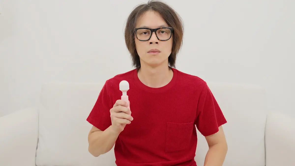 ▲鄧福如幫HowHow接電話，沒想到竟是情趣用品店，兒子在旁邊全聽到，尷尬場面曝光。（圖／HowHow IG）