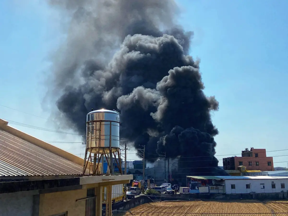 ▲台中市大甲區中山路一段一處汽車修配場，今（19）日中午發生火警。（圖／翻攝臉書我愛大甲）