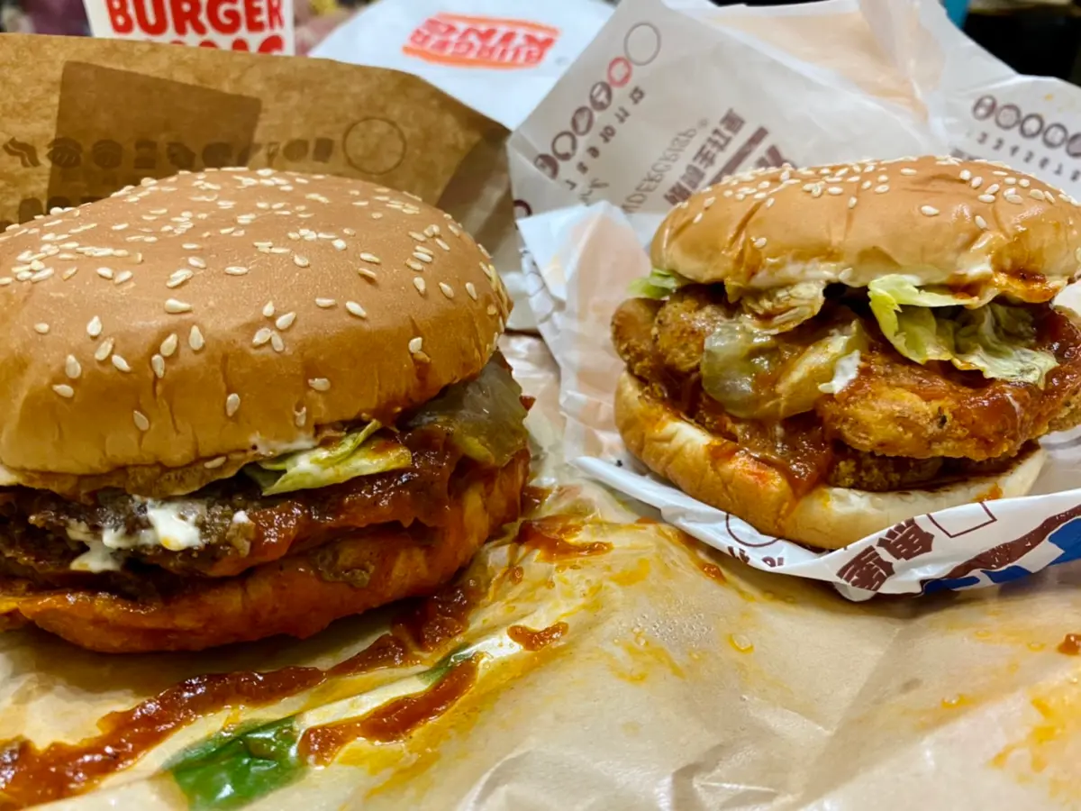 ▲漢堡王「年終肉償日」發爐了，限2023年12月29日最後一天上班日，3款安格斯牛堡臨櫃、官網都能任選「買一送一」！而且不限同口味，明（28）日就開放預訂。（圖／記者蕭涵云攝）