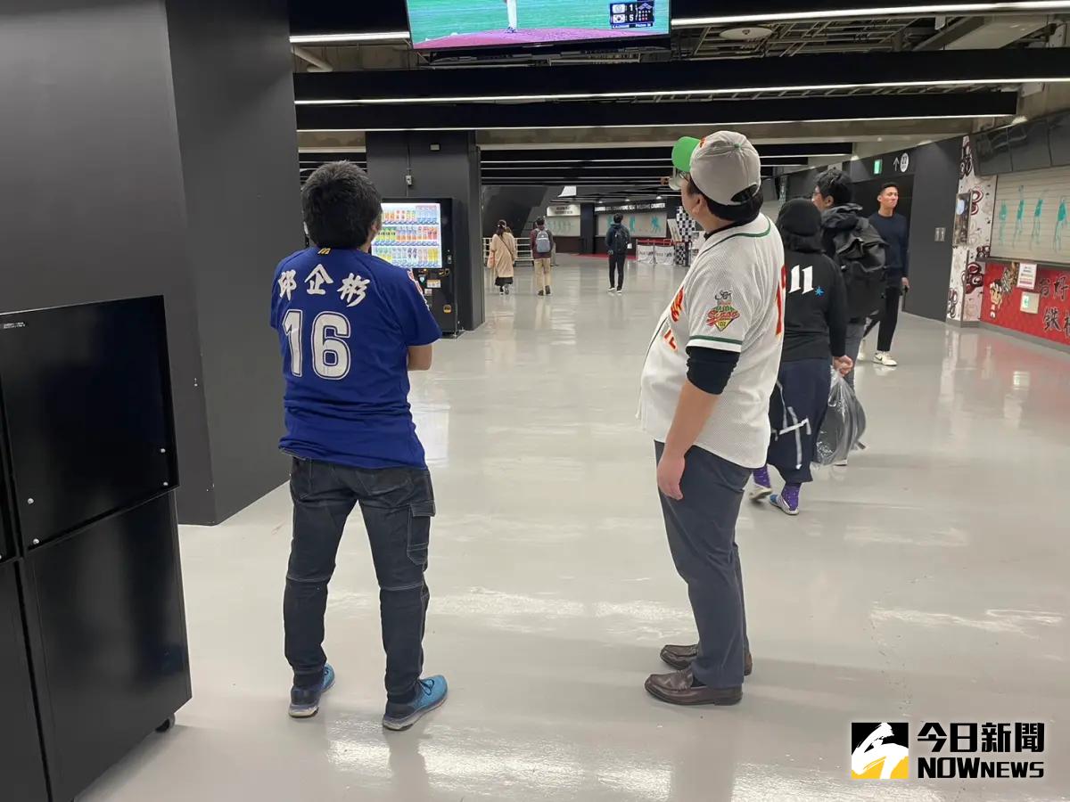 ▲身穿邱企彬與張家浩的日本資深中職鐵粉也到場看亞冠賽。（圖／吳政紘攝）