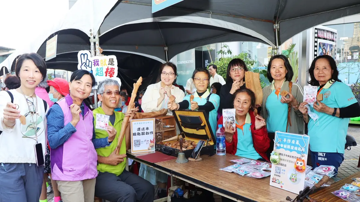 ▲旗津國小鄰近海邊逐年積累撿拾各式漂流木，發展出特有漂流木工藝班，現場攤位特別規劃漂流木鑰匙圈、手作胸章及貓頭鷹香包三種課程。（圖／高市府教育局提供）