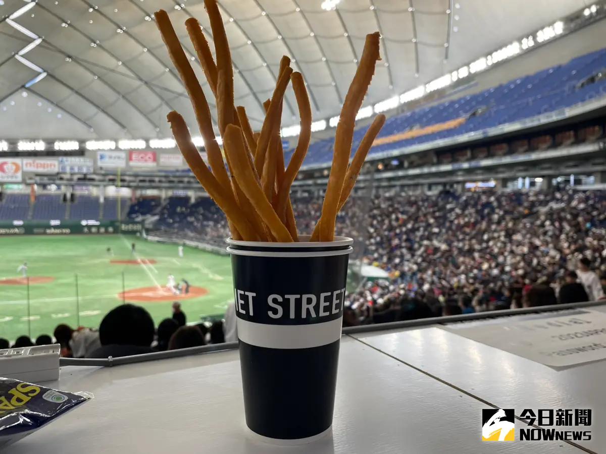 ▲東京巨蛋最熱賣商品，除了酒類外，長型薯條也很受歡迎。（圖／吳政紘攝）