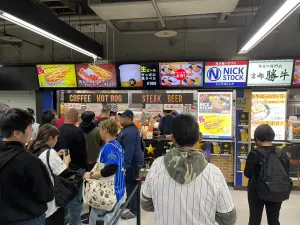 ▲東京巨蛋最熱賣商品，巨蛋冰淇淋、熱狗、等各式各樣都有。（圖／吳政紘攝）