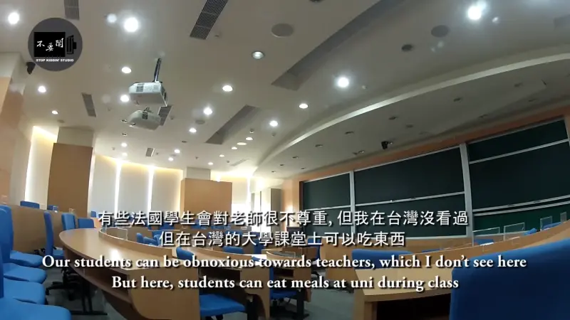 ▲在台灣課堂上，卻有讓Emilie難以接受的現象，就是台灣的大學生，都習慣在課堂上飲食，而且教授也不會阻止這件事情。（圖／YouTube頻道《不要鬧工作室》）