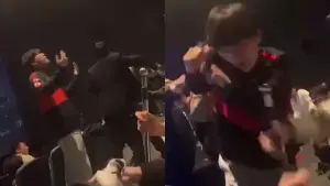 ▲有位中國的Faker粉絲,身著T1的外套,還大喊Faker是神,結果被其他觀眾衝上前用手巴頭並大罵。(圖/取自微博) ▲有位中國的Faker粉絲,身著T1的外套,還大喊Faker是神,結果被其他觀眾衝上前用手巴頭並大罵。(圖/取自微博)