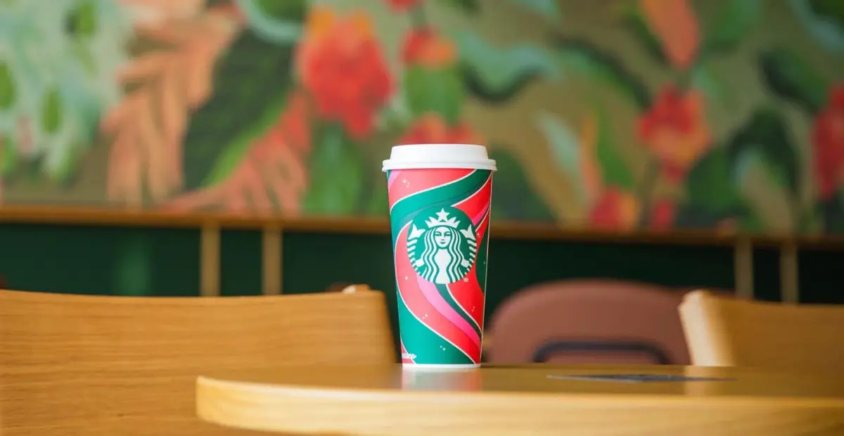 ▲天氣回溫喝冰涼飲料啦，星巴克今起完成截圖小任務，爽喝4天「買一送一」！一次告訴你手搖飲料珍煮丹、CoCo都可在外送平台Uber Eats也有「買一送一」。（圖／翻攝自星巴克FB）