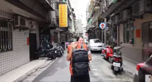 ▲鍾明軒在一看到達尼小姐後就立開飛奔向前,給予她一個大大的擁抱,畫面相當暖心。(圖/YT@鍾明軒) ▲鍾明軒在一看到達尼小姐後就立開飛奔向前,給予她一個大大的擁抱,畫面相當暖心。(圖/YT@鍾明軒)