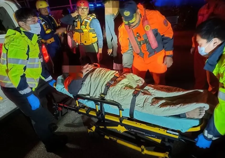 ▲張男與蕭姓友人前往大安海水浴場衝浪，但卻離奇失聯，海灘上遺留張男的衝浪設備，蕭姓友人通報警方協尋，晚間有漁民通報，指位於南埔海堤旁聽見有呼救聲，救難人員隨即前往，順利將張男救上岸。（圖／翻攝畫面）