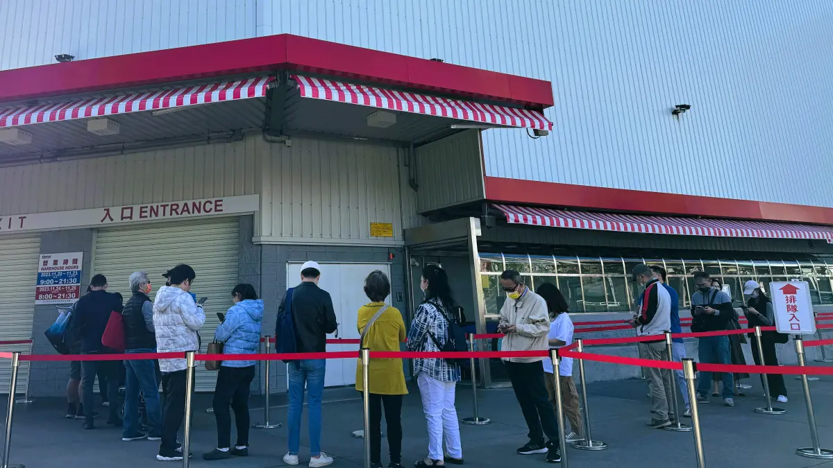 ▲好市多黑色購物節首日今天開跑，還未到8點30分現場約有20位顧客排隊。（圖／記者鍾怡婷攝）