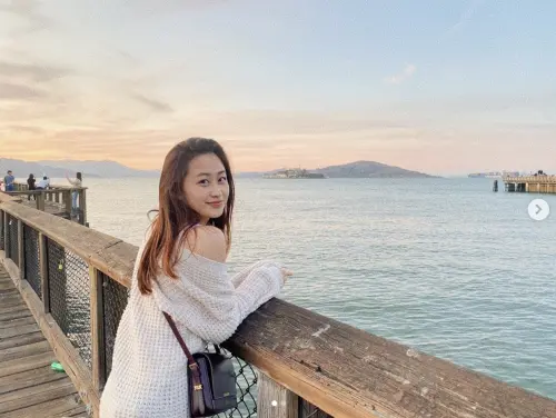 ▲《百萬小學堂》容容已經從青澀的少女模樣,轉變成為仙氣飄飄的氣質正妹。(圖/翻攝自容容IG) ▲《百萬小學堂》容容已經從青澀的少女模樣,轉變成為仙氣飄飄的氣質正妹。(圖/翻攝自容容IG)