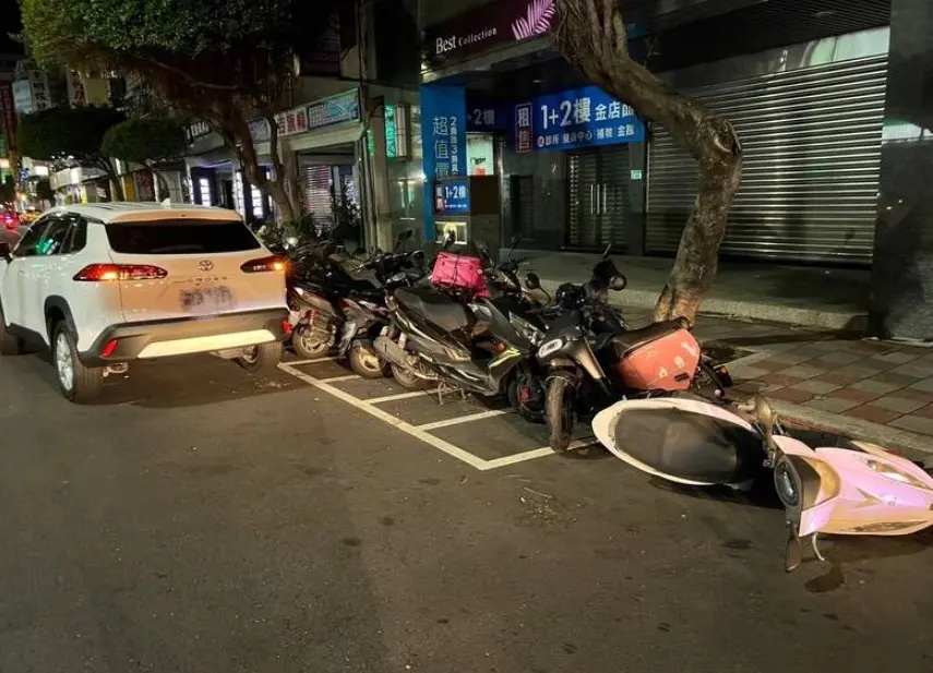 ▲20日凌晨，桃園中壢一名56歲劉姓婦人，駕駛一台白色休旅車，行經新北市三重區重陽路四段，不料車子卻突然向右偏移，接著宛如「保齡球式」撞擊路邊7台機車。（圖／翻攝畫面）