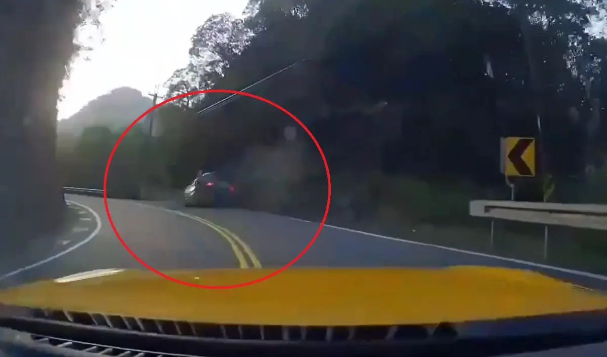 ▲31歲的廖姓男子，駕駛一台新車要價約370萬元的BMW M2，沿著北宜公路一路狂飆，疑似過彎速度過快，整台車直接撞上山壁翻車。（圖／翻攝畫面）