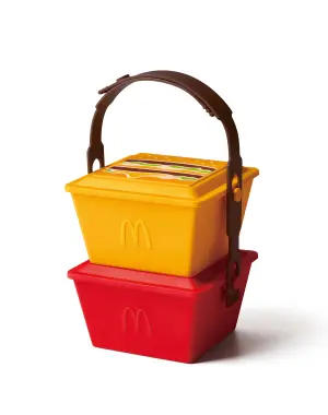 ▲只要裝上可可色系的亮面手把，就能把「麥當勞狂粉必收置物盒」雙層提著走，有夠吸睛。（圖／台灣麥當勞提供）