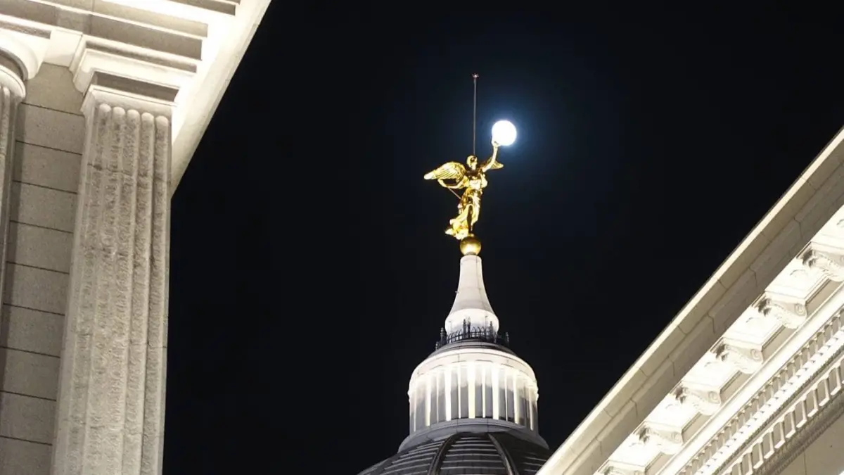 ▲奇美創辦人許文龍辭世，奇美博物館不分日夜、24小時持續點燈感念。（圖／取自奇美博物館粉專）