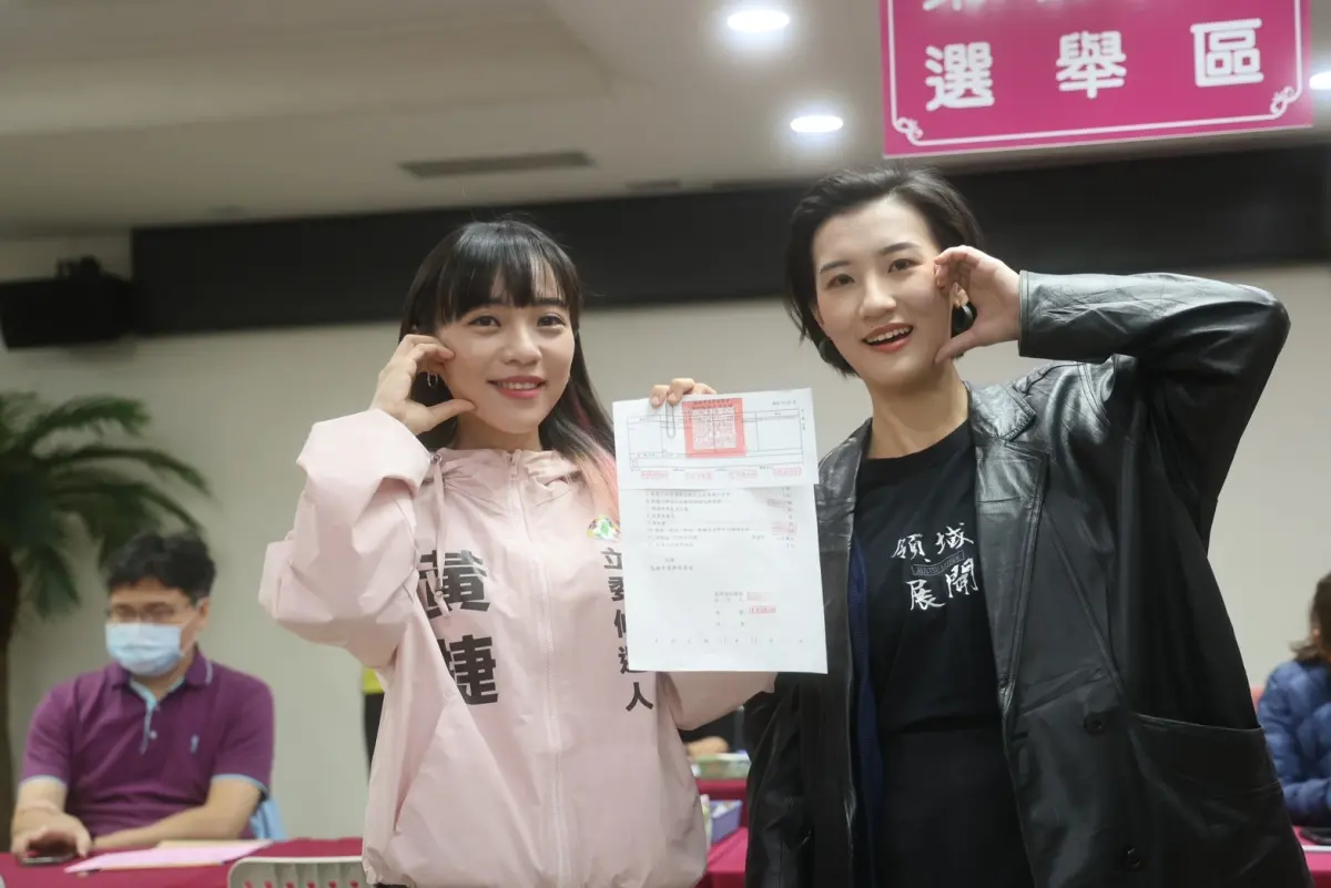 ▲今（20）日是登記參選第一天，民進黨高雄立委參選人黃捷選在第一天一大早8點，就到選委會搶頭香登記參選，妹妹黃蓉今天也穿上動畫咒術迴戰「領域展開」的衣服，象徵要讓姊姊把能力全部展現，打贏這場選戰。（圖／黃捷競總提供）