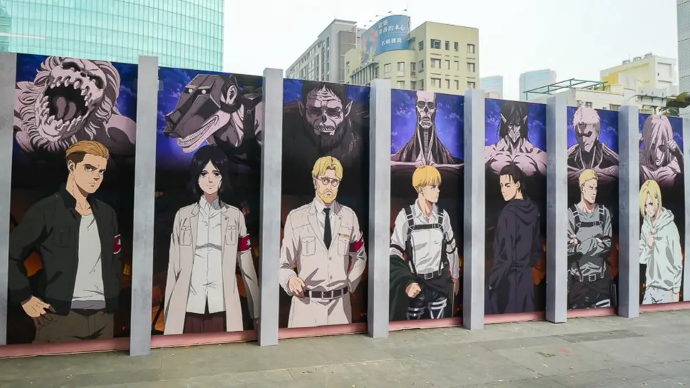 ▲有網友在社群留言謾罵對方「長得好像車力巨人」（圖左二），被告誹謗罪成立，遭罰1萬2千元。圖為《進擊的巨人》快閃店。（示意圖／WeTrust提供）