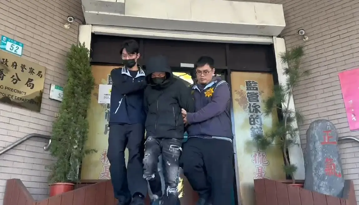 ▲67歲張姓婦人駕車行經板橋區忠孝路、欲左轉重慶路，與王男、董男等9人發生行車糾紛，王男竟當街持安全帽狂砸張女車子，見到警方還囂張叫囂，被逮捕依法送辦。（圖／翻攝畫面）