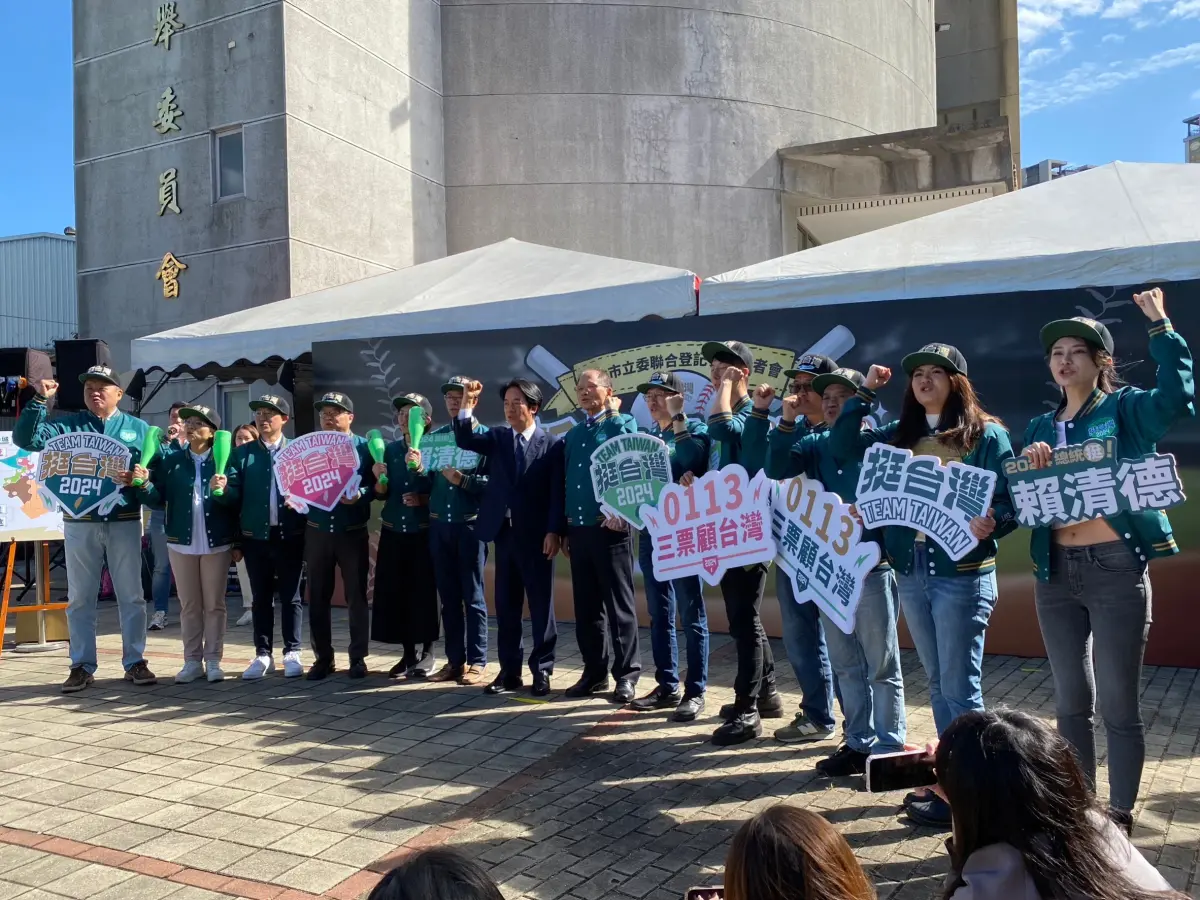 ▲賴清德今日新北市選委會陪同12名參選人登記，高喊「1+12全壘打」。（圖／記者陳威叡攝，2023.11.20）