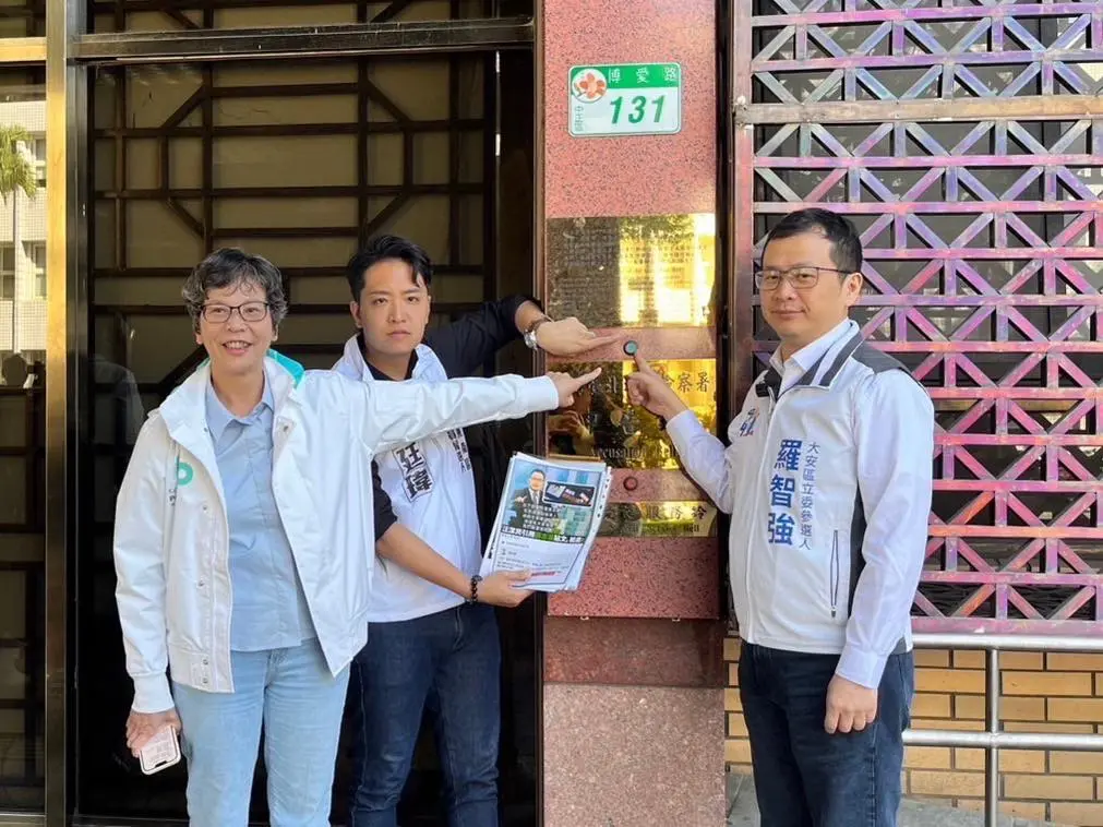 ▲由左至右依序為民眾黨立委參選人蔡壁如、國民黨立委參選人羅廷瑋及同黨立委參選人羅智強共赴北檢按鈴，控告民進黨主人賴清德涉嫌加重誹謗（圖／翻攝羅廷瑋臉書粉專）