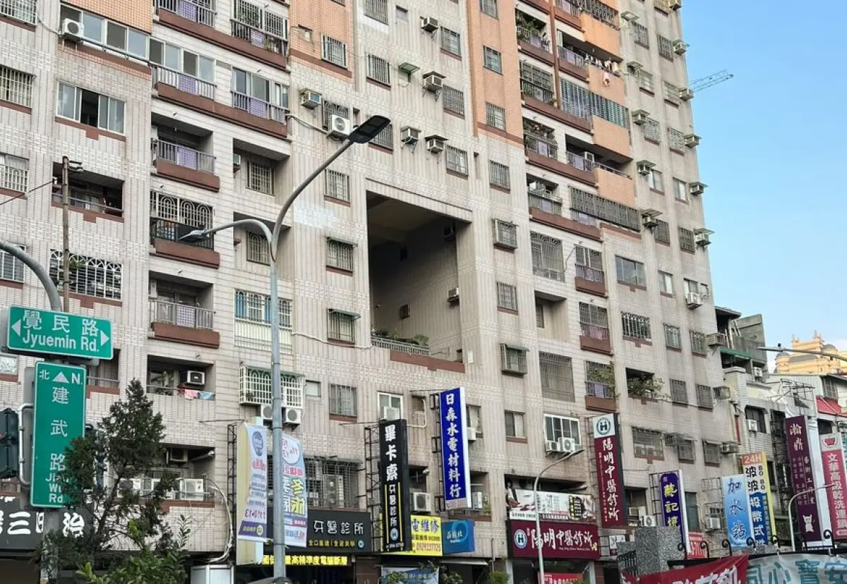 ▲高雄市區某棟大樓中央竟挖空一個巨洞，看起來十分怪異，讓人好奇發文詢問用途。（圖／翻攝自臉書社團「路上觀察學院」）