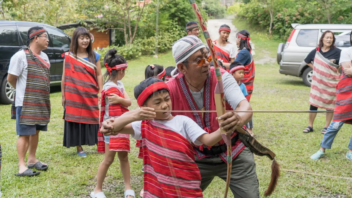 ▲「森活＠五峰音樂會」呈現地特色，規劃原住民歌舞表演、傳統工藝DIY、最原始的泰雅族獵人飯包等多元體驗。（圖／記者陳美嘉翻攝）