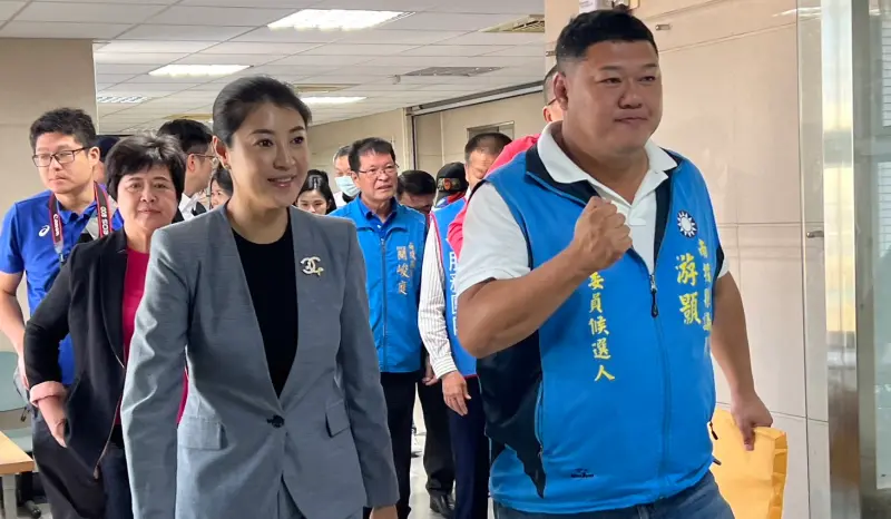 ▲國民黨南投縣長許淑華陪同新人游顥登記，她相信藍白最後還是會合。（圖／游顥提供，2023.11.20）