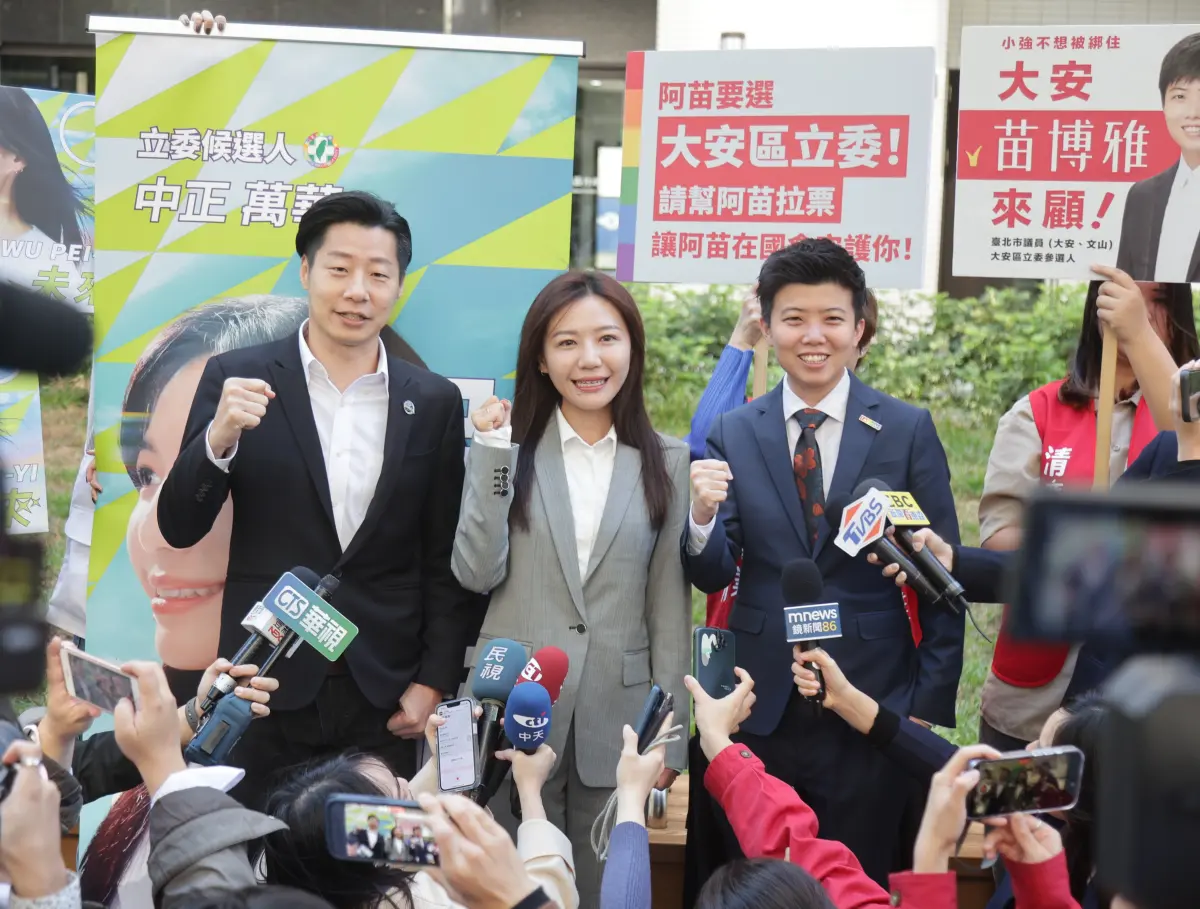 ▲立委林昶佐、大安區立委參選人苗博雅陪同中正萬華立委參選人吳沛憶到台北市選委會登記。（圖／林昶佐辦公室提供）