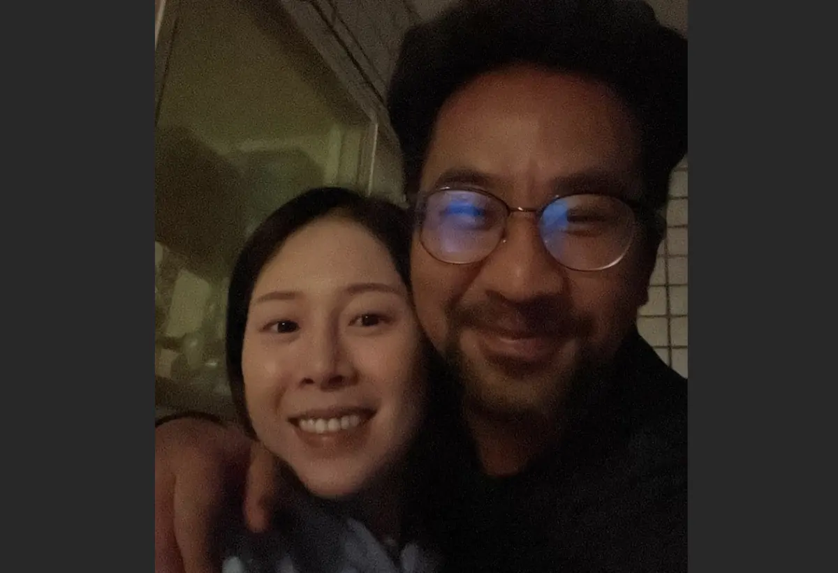 ▲黃健瑋（右）捲入＃MeToo風暴半年後，發文緊貼老婆爆花臉頰深情告白。（圖／翻攝黃健瑋臉書）