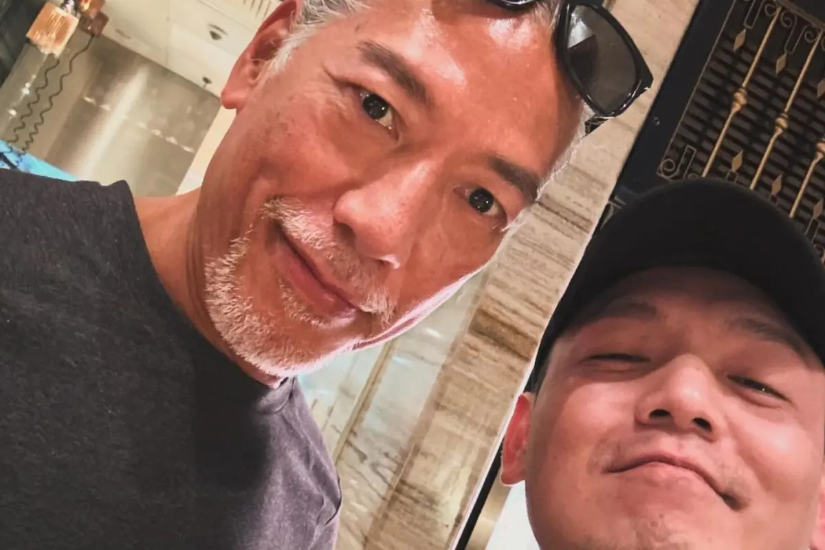 ▲春風（右）同框《古惑仔》烏鴉張耀揚，嗨喊「台該掀了、台該掀了」。（圖／春風IG）