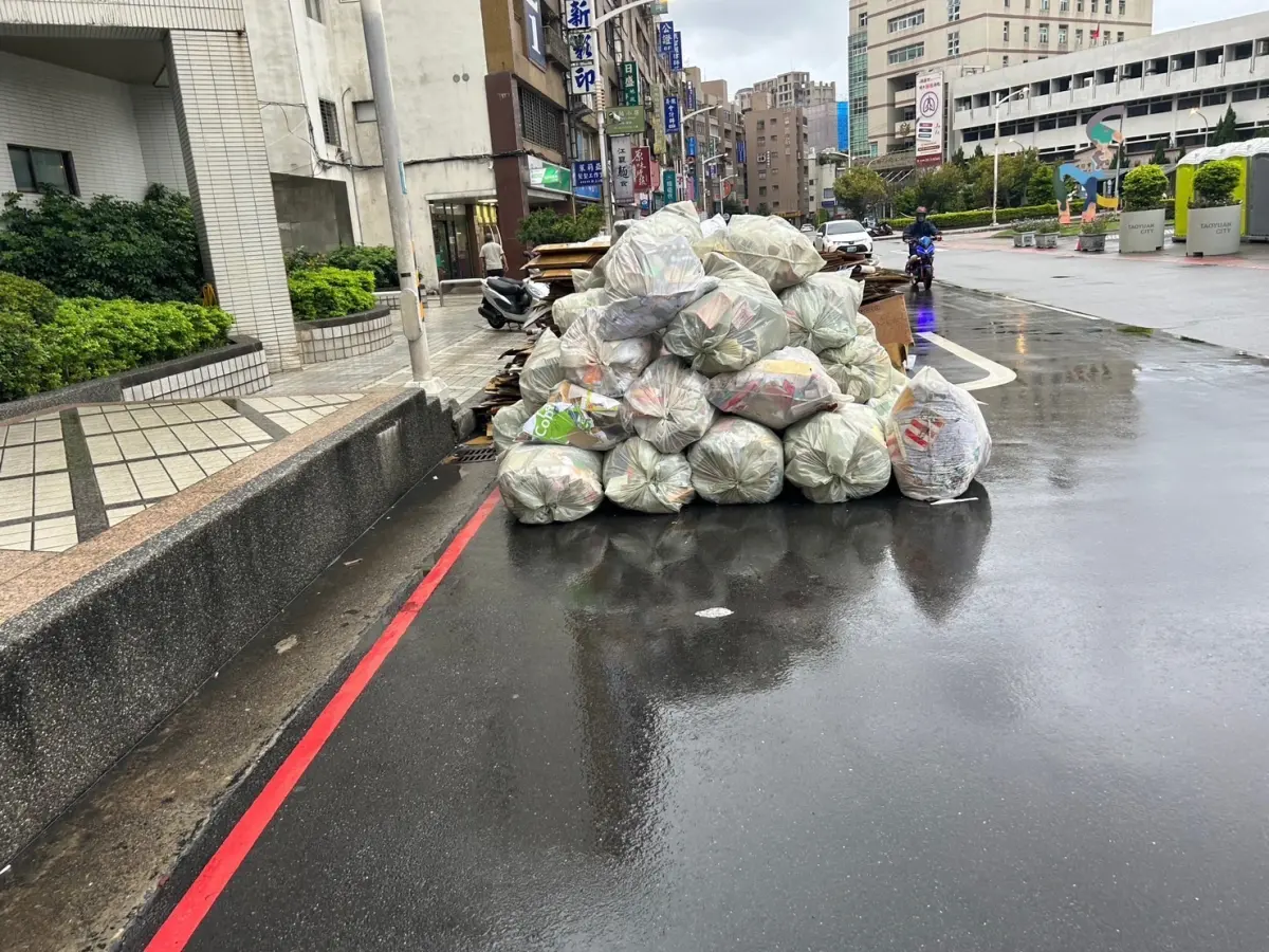 ▲不肖業者稱可提供代收垃圾等服務卻承攬清運事業廢棄物，將廢棄物交予環保局垃圾車。（圖／桃園市環保局提供）