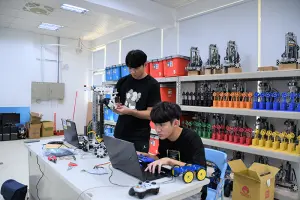 ▲機器人職類競賽主要由江垣禎(右)負責程式編排，吳明哲(左)負責機構組合，非常考驗兩人的默契（圖／雲嘉南分署提供）