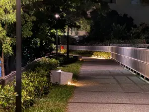 ▲國中東側已經開放的水綠步道，也適當的補足植栽與照明，更增添休閒散步的舒適性與安全性（圖／台南市政府都發局提供）