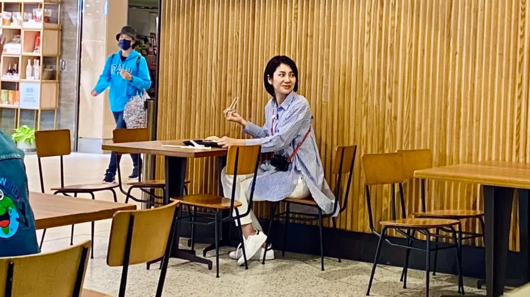 ▲曾與《派對咖孔明》真人版男星向井理，合作NHK晨間劇《鬼太郎之妻》爆紅的日本女星松下奈緒，疑似低調來台北101拍攝節目，捕獲野生松下奈緒品嚐台灣小吃炒米粉。（圖／記者蕭涵云攝）