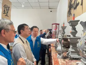 ▲廟方人員為台南市長黃偉哲講解錫器展（圖／記者林怡孜攝，2023,11,20）