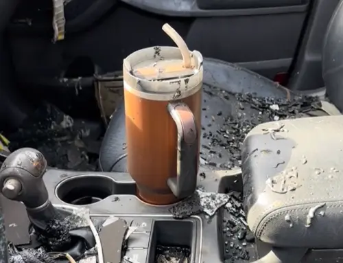 ▲日前在國外有位女子的轎車，因為意外起火燃燒，慘淪廢鐵。沒想到隔天女子重返現場檢查時，卻發現放在車內的保溫被竟然完好如初。（圖／TikTok@Danielle）