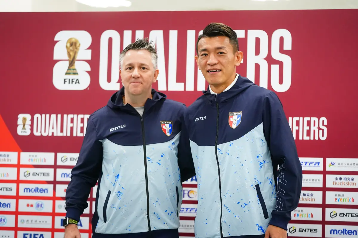 ▲「藍翼軍團」中華男足21日主場台北田徑場迎戰馬來西亞，主帥懷特（Gary White）、台灣隊長陳柏良誓言奪勝。（中華足協提供）