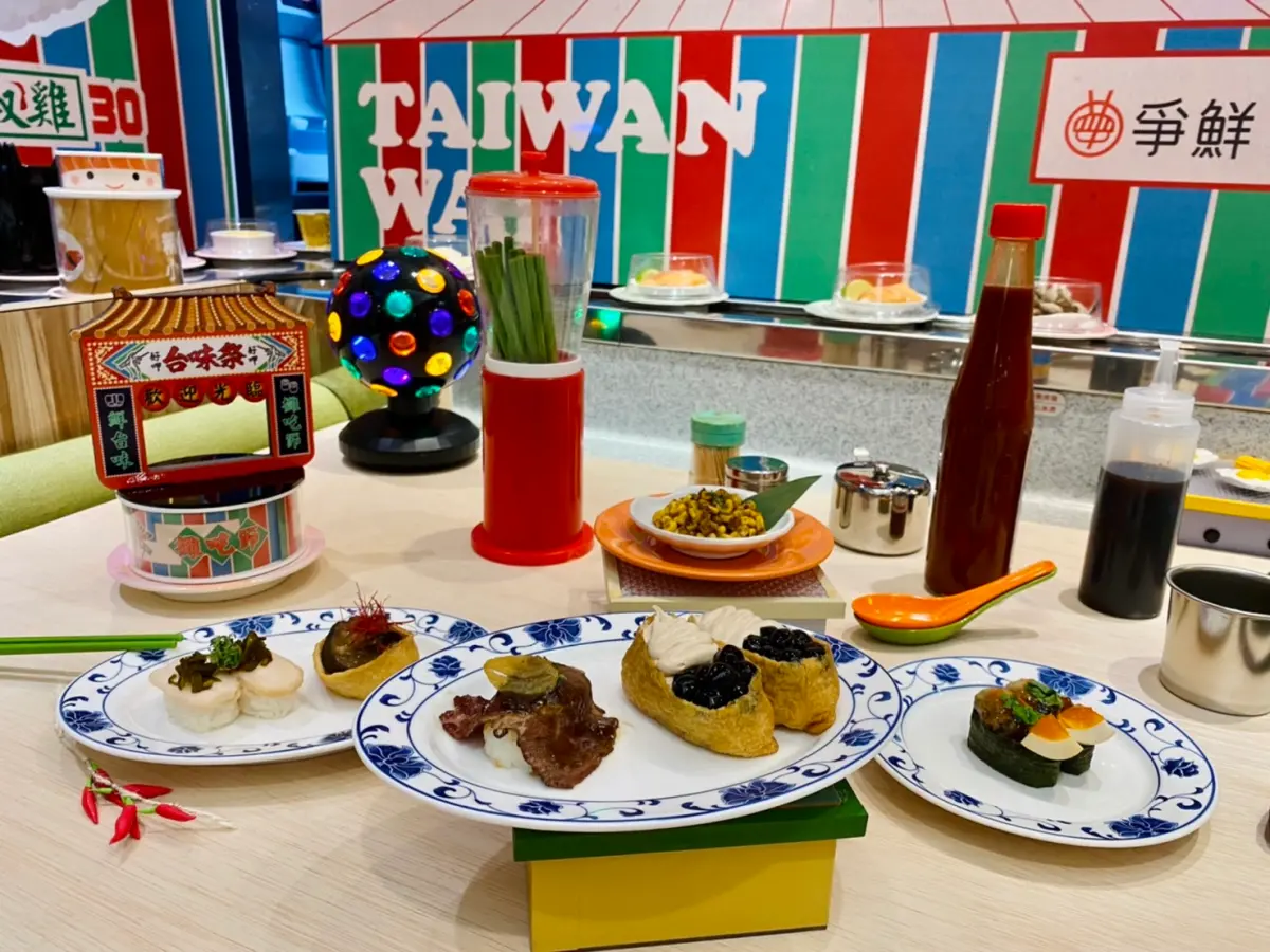 ▲爭鮮迴轉壽司將台灣夜市小吃端上桌，手搖飲料「珍珠奶茶」、排隊美食「蚵仔煎」都變成壽司，還能外帶「大腸包小腸」！而今年超夯回歸的大胃王比賽則來到最終戰。（圖／記者蕭涵云攝）