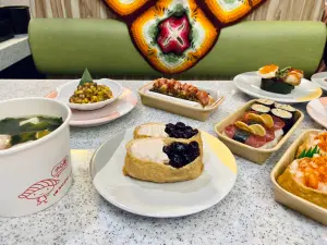 爭鮮開賣「珍珠奶茶、蚵仔煎」壽司!外帶台味小吃 大胃王最終戰 ▲爭鮮開賣「QQ珍奶」稻荷壽司,吃起來就像甜點。(圖/記者蕭涵云攝)