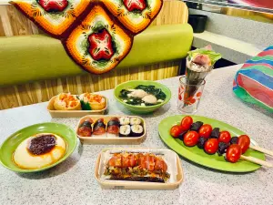 爭鮮開賣「珍珠奶茶、蚵仔煎」壽司!外帶台味小吃 大胃王最終戰 ▲想吃台灣小吃不用進夜市,爭鮮迴轉台上都找得到。壽司版大腸包小腸,變成「腸在裡面」直接外帶。(圖/記者蕭涵云攝)