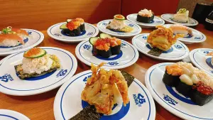 爭鮮開賣「珍珠奶茶、蚵仔煎」壽司!外帶台味小吃 大胃王最終戰 ▲藏壽司「大啖蟹鮭祭」新菜限時開吃。(圖/藏壽司提供)