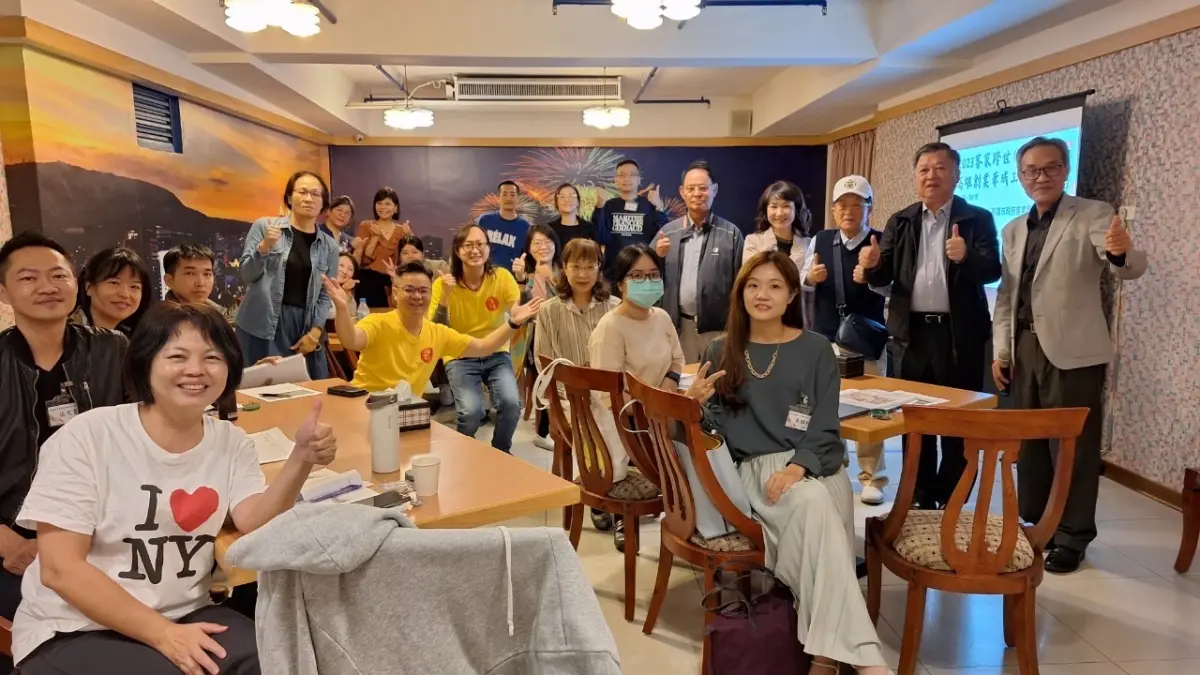 ▲「2023客家跨世代創業牽成工作坊」跨世代傑出企業家和近30位正著手創業或已在創業路上的青年對話。（圖／高市府客委會提供）