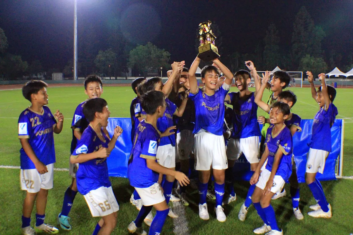 ▲2023學童盃高雄PWFC奪季軍捧盃慶祝。（PWFC提供）