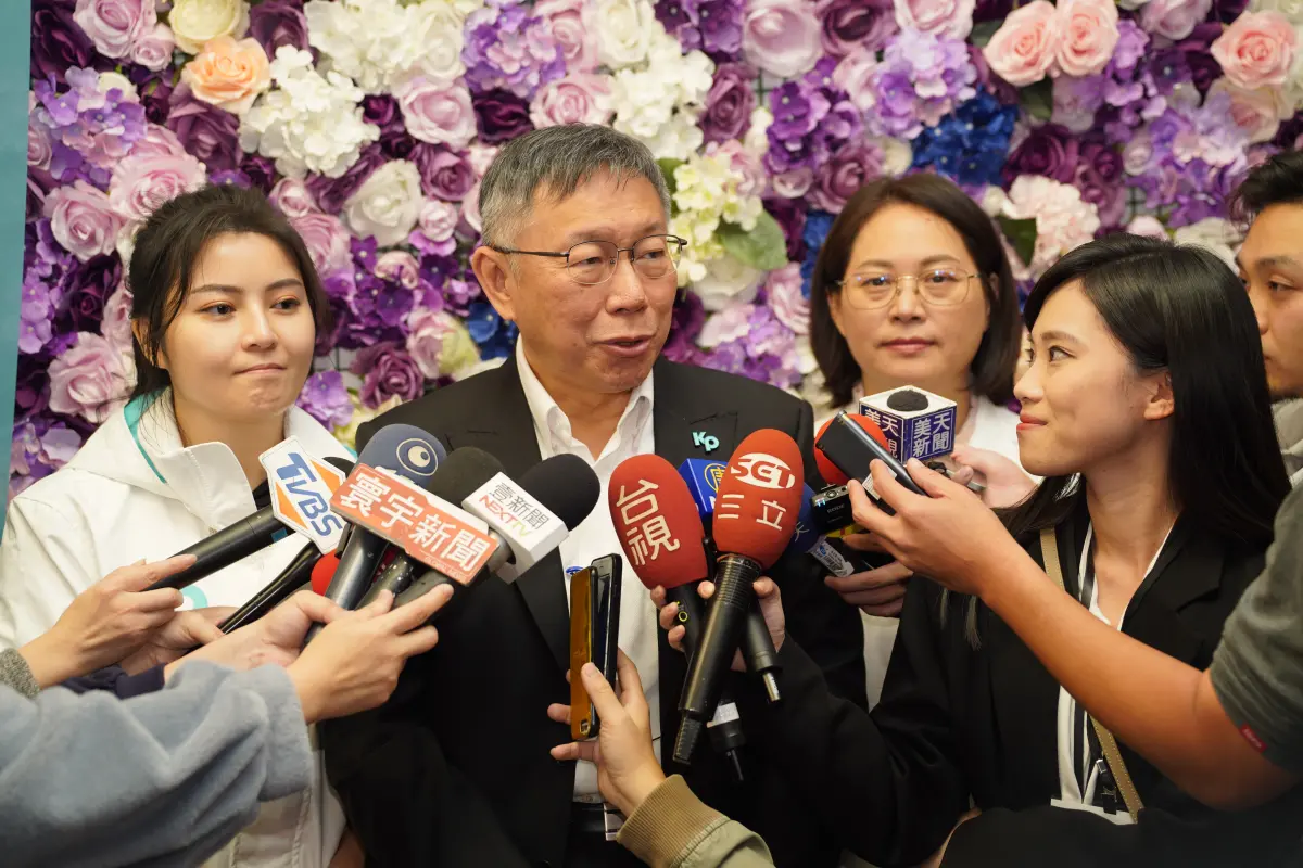 ▲民眾黨主席柯文哲接受媒體聯訪。（圖／民眾黨提供）