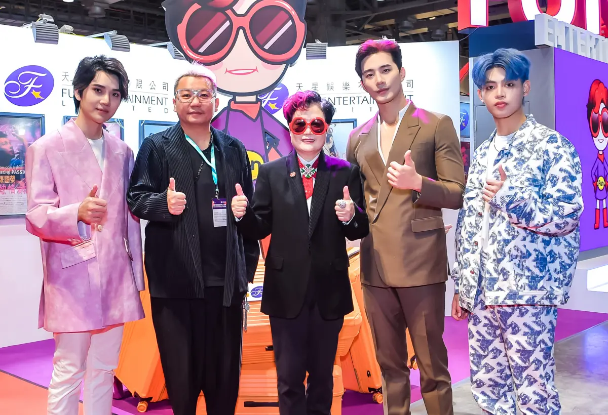 ▲「泰國寶藏男孩」徐志賢（右二）藏特殊身分，澳門密會張學友經紀人陳淑芬（中），新生代男星黃書豪（左起）、呂志明 、戰杰樂陪在一旁。（圖／達騰娛樂）